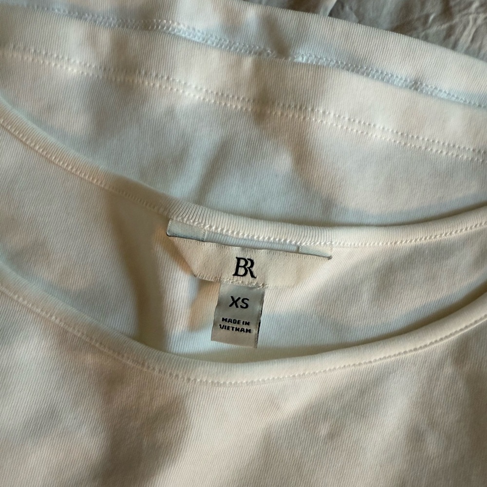Banana Republic basic white tee! - Picture 4 of 4